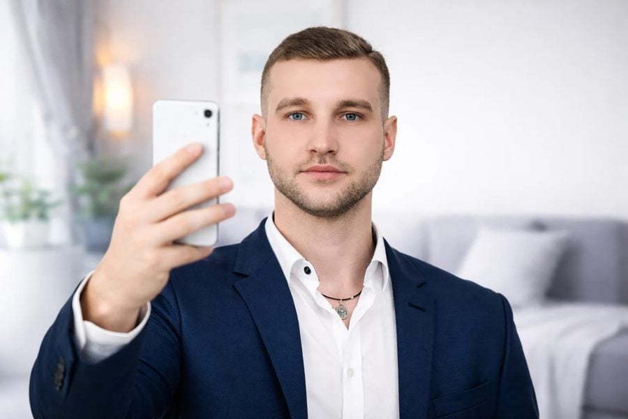 Selfie pris au téléphone pour une photo d’identité en ligne